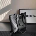 Bolso tote negro minimalista en cuero granulado con diseño espacioso de dos asas - Negro