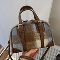 Braune Boston-Tasche aus Kunstpelz mit Patchwork-Design und braunen Kunstledergriffen - Blau Kariert