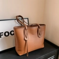 Bolso tote marrón caramelo en cuero granulado con asas largas y diseño amplio - Marrón
