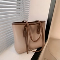 Bolso tote beige de cuero con textura granulada y elegantes detalles en marrón - Caqui