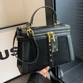Elegante zwarte handtas van gemengd materiaal met gouden details en dubbele rits - Zwart