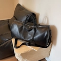 Große schwarze matte Reisetasche aus Leder mit Rundgriffen und verstellbarem Schultergurt - Schwarz