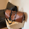 Braune und schwarze Leder-Boston-Reisetasche mit Schultergurt und stabilen Griffen - Braun