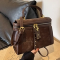 Retro donkerbruine matte crossbodytas met dubbele ritssluiting en gouden accenten - koffiekleur
