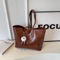 Sac cabas rétro marron foncé en similicuir avec un joli porte-clés monstre en peluche blanc - Avec Pendentif / Brun Rouge