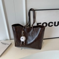 Sac cabas rétro marron foncé en similicuir huilé avec un charmant pendentif en peluche - Avec Pendentif / Marron