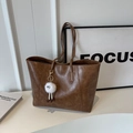 Sac cabas marron en cuir huilé avec breloque en fourrure blanche sur socle blanc - Avec Pendentif / Marron Jaune