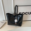 Grand sac cabas noir avec charmant pendentif en peluche blanche et détail yeux - Avec Pendentif / Noir