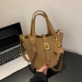 Braune Eimer-Tasche mit Litschimuster, Elefanten-Anhänger und goldenen Schnallen - Braun