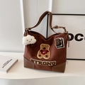 Sac fourre-tout en daim marron foncé avec broderie ours et charme nuage en peluche - Café (Avec Pendentif)