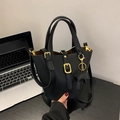 Elegante schwarze Beuteltasche aus Leder mit Narbung und niedlichem Elefantenanhänger - Schwarz