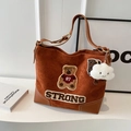 Sac cabas vintage en daim marron avec écussons brodés et pendentif en peluche - Marron (Avec Pendentif)