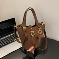 Dunkelbraune Beuteltasche aus Leder mit Tragegriff und Elefantenanhänger - Kaffeebraun