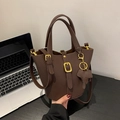 Braune Beuteltasche mit Litschi-Struktur, Elefanten-Anhänger und goldener Schnalle - Dunkelbraun