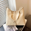 Grand sac fourre-tout crème en cuir synthétique avec cordon de serrage et anneaux - Blanc Cassé
