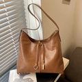 Sac hobo marron foncé rétro avec texture huilée et détails d'anneaux dorés - Marron
