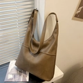 Bolso hobo minimalista marrón canela de piel sintética suave con correa ancha - Caqui