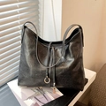 Sac cabas noir vintage minimaliste avec élégant pendentif doré et de longues lanières - Noir