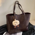 Bolso tote marrón oscuro de piel sintética vintage con colgante de felpa para el trabajo - Café con Colgante
