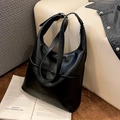 Bolso hobo clásico de cuero negro con correa ajustable y acabado con textura fina - Negro