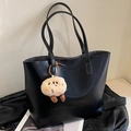 Bolso tote negro minimalista de cuero sintético con colgante de peluche y bolsillo - Negro con colgante