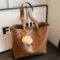Bolso tote marrón de cuero sintético con logotipo y un lindo colgante de peluche - Marrón con colgante