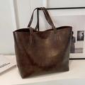 Bolso tote grande marrón oscuro de cuero mate vintage con asas dobles y estilo minimalista - Café sin Colgante