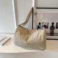 Sac Boston beige en nylon avec texture froissée et bandoulière large pour femme - Blanc Cassé