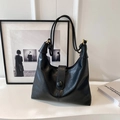 Borsa hobo minimalista in pelle nera con tracolla annodata e dettagli in oro lucido - Nero