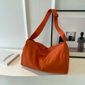 Sac Boston en nylon orange avec bandoulière réglable et fermeture éclair au style épuré - Orange