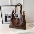 Borsa tote marrone scuro in ecopelle lucida con tracolla annodata e anello in oro metallo - Marrone
