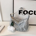 Sac sous le bras demi-lune argenté avec texture plissée et porte-clés pompon chic - Gris Avec Pendentif