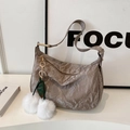 Sac sous le bras beige en cuir plissé avec breloques en peluche et détails dorés - Kaki Avec Pendentif
