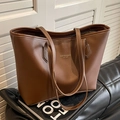 Borsa tote in pelle marrone con cuciture a contrasto bianche e tracolle lunghe - caffè