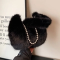 Sac seau chic en fausse fourrure noire avec bandoulière chaîne à perles argentées - Noir