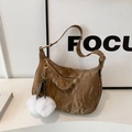 Sac hobo marron plissé avec zip doré et charm de sac pompon blanc en peluche - Marron avec Pendentif