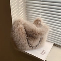 Sac seau beige en fausse fourrure avec chaîne à billes argentée pour l'hiver - Marron