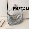 Grand sac hobo argenté avec texture plissée, détails dorés et aspect marbré élégant - Gris Sans Pendentif