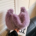 Sac seau en fausse fourrure violet clair avec chaîne à billes argentée pour l'hiver - Violet