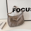 Sac hobo métallique plissé taupe avec garniture dorée et silhouette en demi-lune - Kaki Sans Pendentif