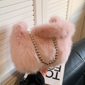 Sac seau en peluche rose avec bandoulière chaîne à boules métalliques argentées - Rose