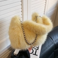 Sac seau en peluche jaune clair avec une élégante poignée en chaîne à billes argentée - Jaune