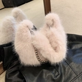 Sac seau chic en fausse fourrure rose clair avec poignée anneau argentée et chaîne - Blanc