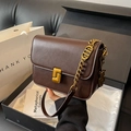 Dunkelbraune Umhängetasche aus Leder mit goldenem S-Schloss und Bärenanhänger - Kaffeebraun