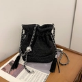 Borsa a secchiello nera scintillante con tracolla a catena e frange - Nero