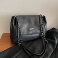 Sac cabas noir en similicuir avec bandoulière chaîne argentée et plaque en métal - Noir