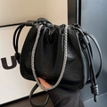 Schwarze Kordelzug-Beuteltasche aus Leder mit Lychee-Struktur und Silberkette - Schwarz