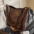 Sac seau rétro marron foncé en cuir PU ciré avec logo doré et bandoulière réglable - café