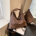 Borsa hobo retrò oversize in finta pelle scamosciata marrone scuro invecchiato - Marrone