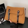 Retro braune Tragetasche aus Wildleder mit Lederriemen und goldener Schnalle - Braun